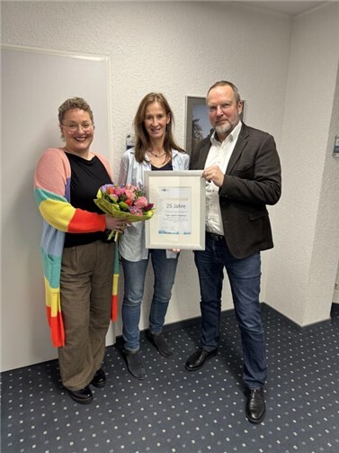 Jan Deuster (Geschäftsführung) und Anika Uenzen (Sachbearbeitung Personal/Unternehmensorganisation) gratulieren Judith Haehner herzlich zu ihrem 25-jährigen Dienstjubiläum. Foto: Stadtwerke Andernach