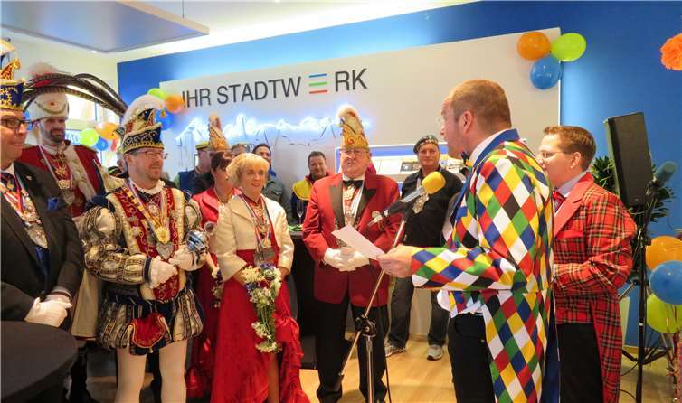 Jan Deuster und Lars Hörnig begrüßten das Prinzenpaar in Reim-Form. -MKA-