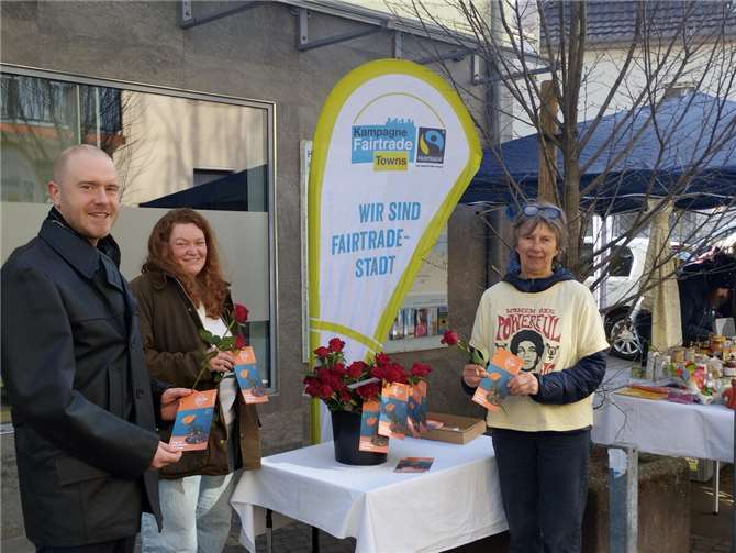Jan Doemen, Lisa-Marie Althoff und Walburga Greiner am Stand des Weltladens in der Josefstraße.  Fotos: Silke Olesen
