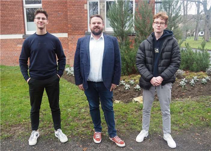 Jan Dötsch (links) und Fabian Stöhr freuen sich über die Unterstützung durch Bürgermeister Mohr und die Stadt Bendorf.  Foto: Stadt Bendorf