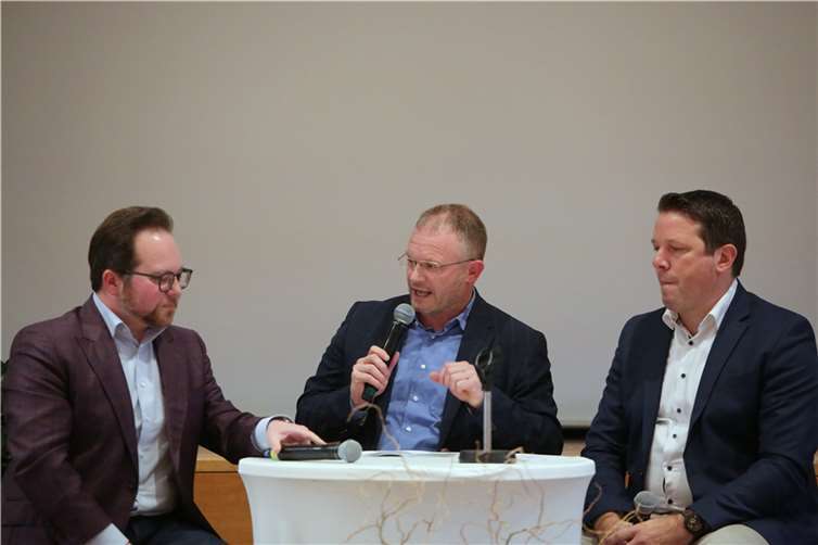 Jan Einig (Mitte) moderierte die Talkrunde mit Landratskandidat, Pascal Badziong (l.) und Alexander Müller.