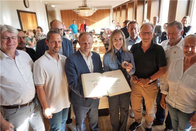 Jan Einig, Vertreter von Vereinen und Verbänden sowie Weggefährten bereiteten Sophia Junk einen großen Empfang im Rathaus.  Fotos: FF