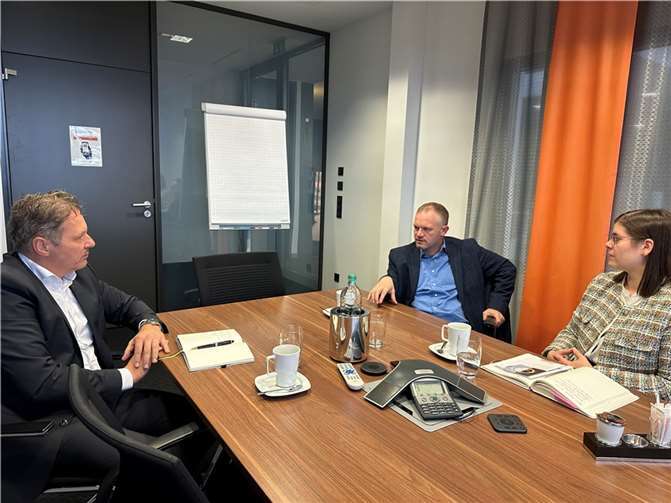 Jan Einig skizzierte im Gespräch mit Skylotec-Chef Kai Rinklake und der städtischen Wirtschaftsfördererin Alexandra Rünz seine Strategien für eine aktive und zielgerichtete Gewerbeansiedlungspolitik.  Foto: Stadt Neuwied/Ulf Steffenfauseweh