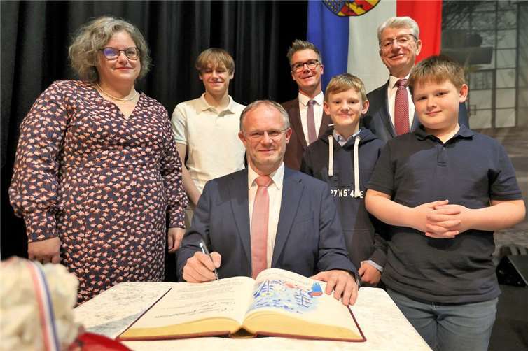 Jan Einig verewigt sich im Goldenen Buch der Stadt Neuwied.Foto: FF 