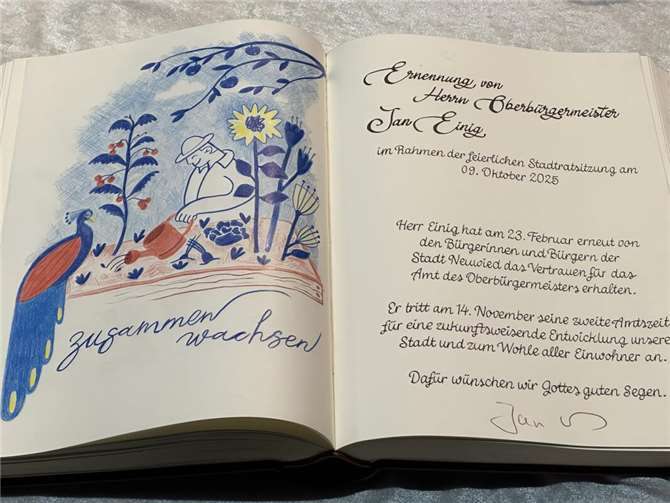 Neuwied: Feierliche Amtseinführung von OB Jan Einig Jan Einig verewigt sich im Goldenen Buch der Stadt Neuwied. Foto: Ulf Steffenfauseweh