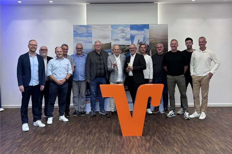 Jan Erik-Burkard (Leiter Marketing der VR Bank RheinAhrEifel) mit den Bewerbern, sowie Gewinnern des bundesweiten Vereinswettbewerbs „Sterne des Sports“. Foto: Florian Kütt I VR Bank RheinAhrEifel