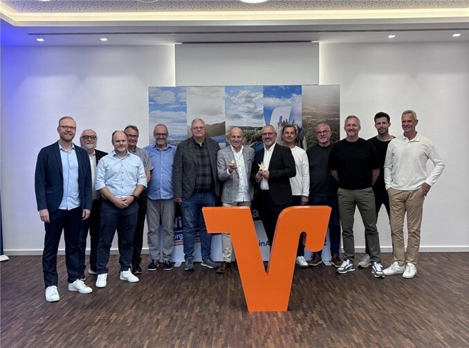 Jan Erik-Burkard (Leiter Unternehmenskommunikation & Events der VR Bank RheinAhrEifel) mit den Bewerbern, sowie Gewinnern des bundesweiten Vereinswettbewerbs „Sterne des Sports“ 2025.