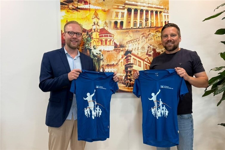 Jan-Erik Burkard (Leiter Unternehmenskommunikation und Events der VR Bank RheinAhrEifel eG) und Markus Rönsch (Veranstalter des VR Bank Koblenz Marathons) bei der offiziellen Vertragsunterzeichnung.