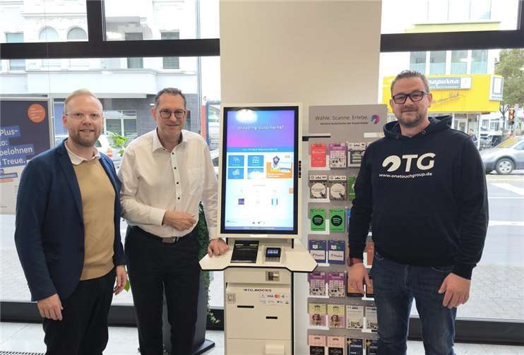 Jan-Erik Burkard (Teamleiter Marketing), Michael Nisius (Leiter Vertriebsmanagement) und Andreas Schulz (Geschäftsführer One Touch GmbH). Foto: Clara Elisa Stoffel I VR Bank RheinAhrEifel eG