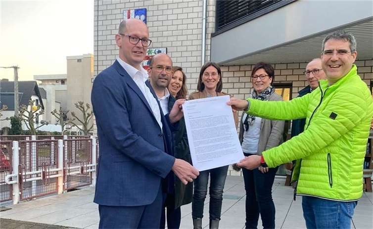 Jan Ermtraud (links) nimmt die Petition in Empfang.  Foto: privat