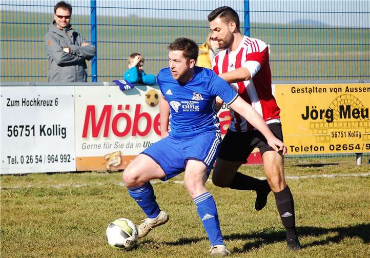 Jan Fasel (vorn) von der SG Elztal lässt den Braunshorner Stürmer Marc Morin nicht an den Ball kommen.