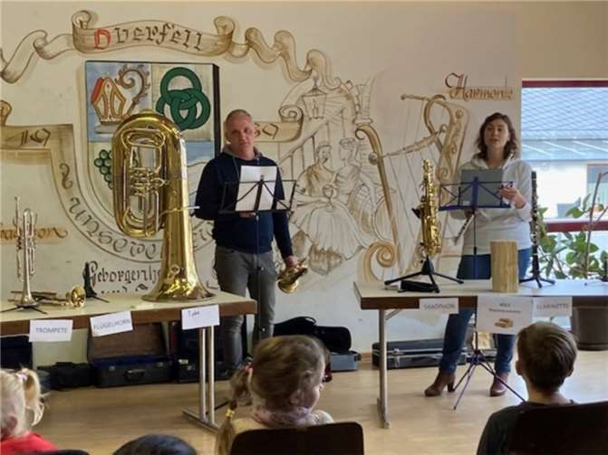 Jan Fischer und Sabine Döbele von der Mosella kamen in den Bürgersaal und hatten viele Instrumente im Gepäck.  Quelle: Musikverein Oberfell