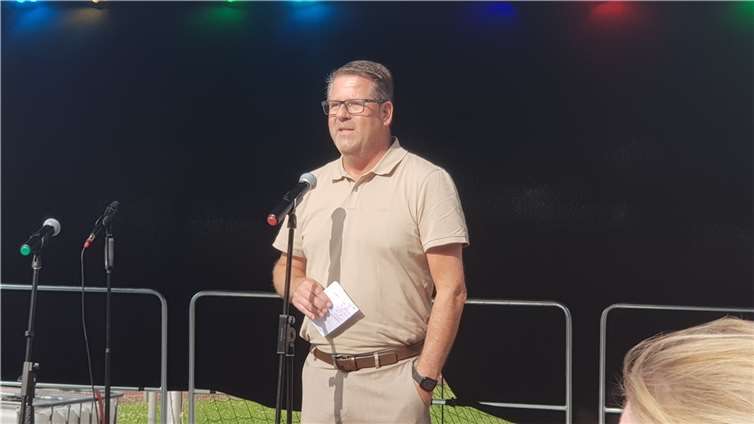 Jan Hanelt gratulierte als Vize-Präsident des Deutschen Tennis Bund (DTB).