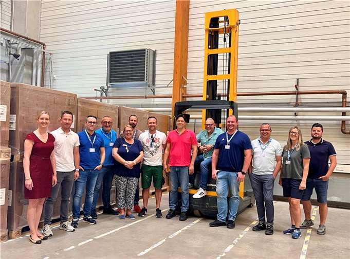 Jan Hautkappe, Leitung mittelrhein Logistik Heinrich-Haus gGmbH, und Kristina Kutting, IHK-Regionalgeschäftsführerin für den Landkreis Neuwied, besuchten die Prüfungen, um sich ein Bild von den Leistungen der angehenden Fachkräfte zu machen.  Foto: Begüm Yurdanur/IHK