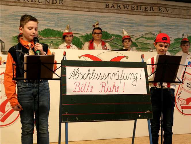 Kinderdreigestirn führt die kleinen Narren durch die Session Jan Heinreichs und Jacob Baur als Lehrer und Schüler bei der lustigen Abschlussprüfung.