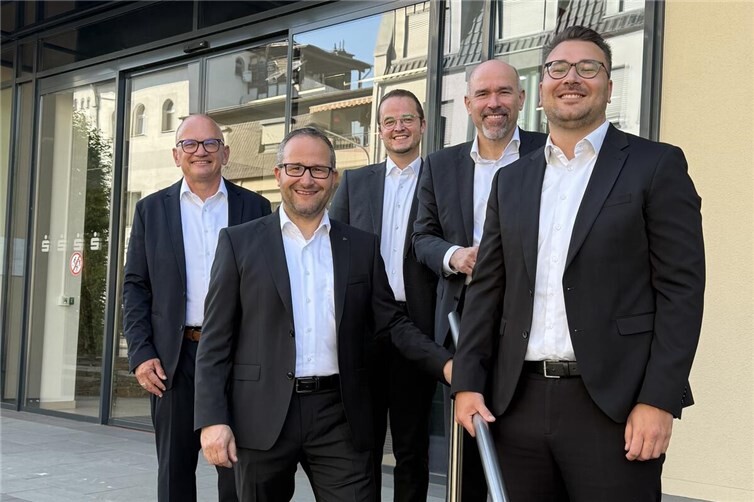 Jan Herrscher (r) und René Runkler (2.v.l.) übernehmen die Leitung des Beratungscenters in Ahrweiler von René Schell (Mitte). Vorstandsvorsitzender Guido Mombauer (2.v.r.) und Christoph Frings (l) danken Schell für sein Engagement und begrüßen die Doppelspitze.