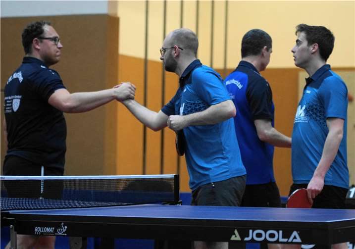 Jan Hillesheim (2.v.l.) und Lukas Kalt (1.v.r.) nehmen die Glückwünsche der Gäste aus Nastätten entgegen.  Foto: M. Schreiber