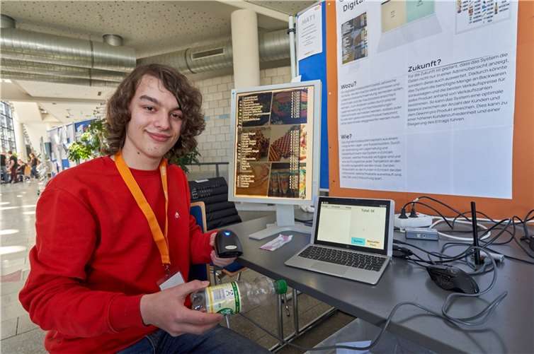 Jan Hoffart vom Max-von-Laue-Gymnasium landete mit seinem digitalen Lager- und Kassensystem für den Schulkiosk den ersten Platz in der Kategorie Mathe/Informatik.