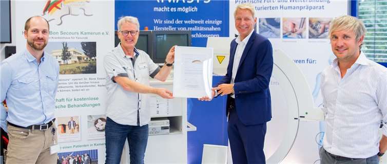 Jan Jennes (Geschäftsführer), Marc Ebinger (Gründer & Geschäftsführer) und Robert Holz (Gründer & Geschäftsführer) bei der Übergabe an den Vereinsvorsitzenden Georg Schorn.Foto: Bon Secours