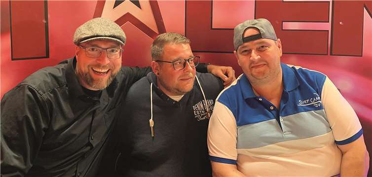 Jan Kattenbusch (l.) und Marcel Kurz (Mitte) überredeten Ian Jory an der Casting-Show teilzunehmen. Foto: privat