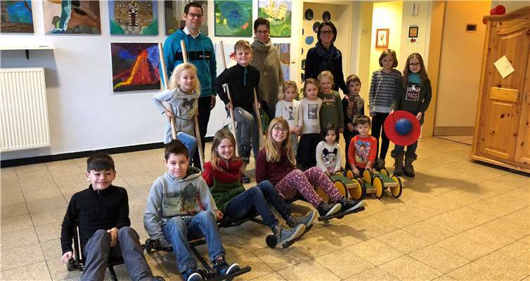 Jan Keiman (Alte Herren Wassenach), Frauke Kopp (Schulleiterin), Pamela Ritzdorf (stellv. Leiterin Kindergarten) und Kinder aus dem Kindergarten und der Grundschule Wassenach mit den neuen Spielsachen. privat
