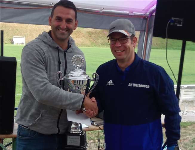 Jan Keiman vom SC Wassenach (rechts) übergab den Wanderpokal an die Alten Herren aus Kettig.