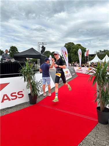 Jan Klapperich auf dem Weg ins Ziel beim Carglass Triathlon in Köln. Foto: Michael Klapperich: