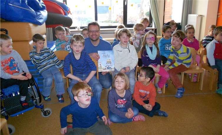 Jan Kloevekorn mit den Kindern der Kita „Steinbüchel“ nach der Lesung.privat