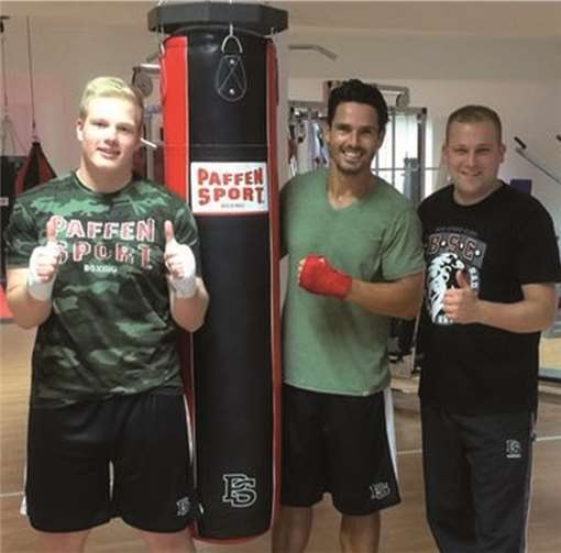 Jan Kralitschka -mitte-, mit Nachwuchsboxer Sebastian Breidbach und Trainer Thomas Knieps. privat