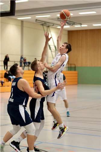 Jan Krüger überspringt die Verteidigung und trifft für zwei Punkte