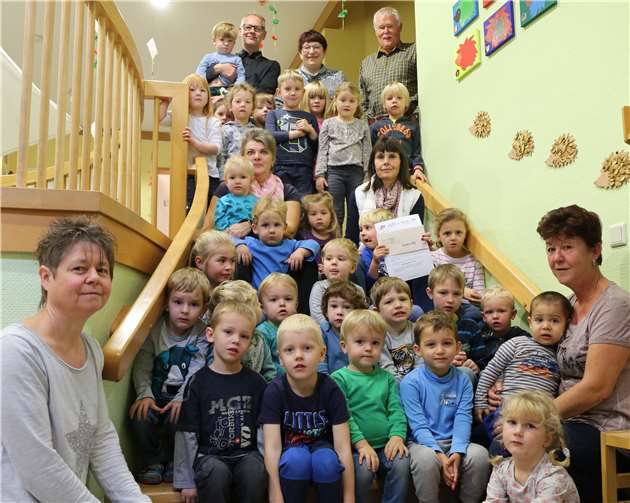 Jan Lorch (BLICK aktuell), Elisabeth Nikolai-Messow (Herz & Mode), Kurt Pape (Ortsbürgermeister) und das Team des Kindergarten „Pusteblume“ freuen sich über die großzügige Spende. Heinz Messow