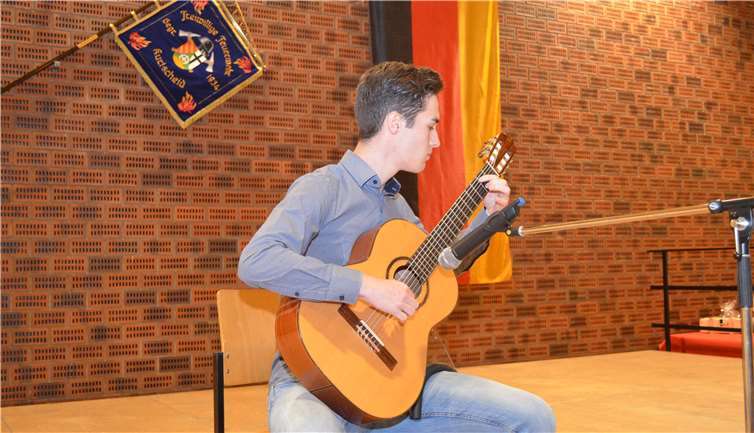 Jan-Luca Lemgen sorgte mit seinen Gitarrenstücken für die musikalischen Einlagen.