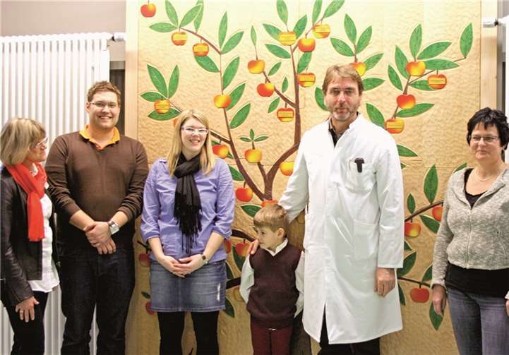 Jan-Luca mit Ulrike Börder-Sauerbrei, Vorstandsmitglied Sonnenschein, seinen Eltern, Dr. Urban Himbert, Chefarzt der Klinik für Kinder- und Jugendmedizin und Antje Zimmer, Bunter Kreis, bei der Spendenübergabe.privat