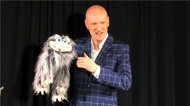 Jan Mattheis mit Stinktier Gottfried.  Foto: AKR