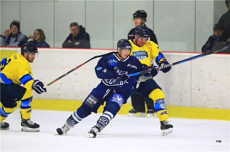 Jan-Niklas Linnenbrügger und die Bären warfen alles rein, mussten sich Dortmund allerdings knapp geschlagen geben.  Foto: EHC „Die Bären“ 2016