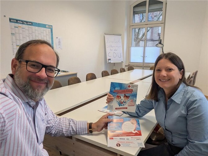 Jan Petry, Direktkandidat der CDU für den rheinland-pfälzischen Landtag, und Daniela Köhler, Projektleiterin des DRK Neuwied.  Foto: Petry
