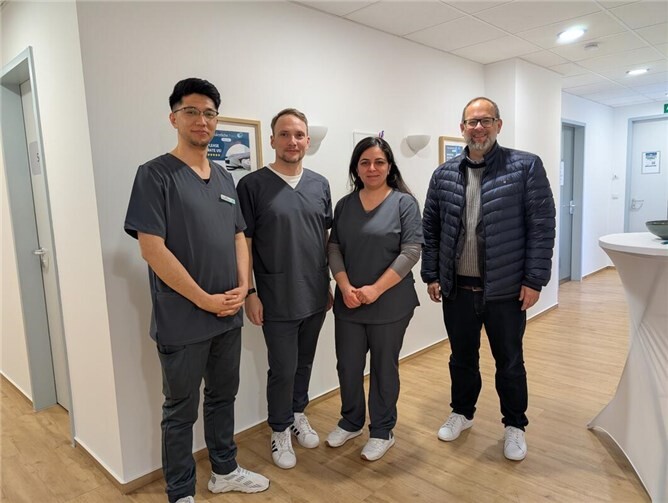 Jan Petry informierte sich über die Organisation der Praxis und die Zusammenarbeit im Team.  Foto: privat