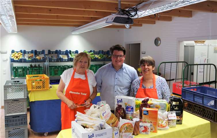 Jan-Raphael Kemnitzer überreicht Spende an Helga Külshammer (links) und Angela Schorn (rechts)Foto:privat