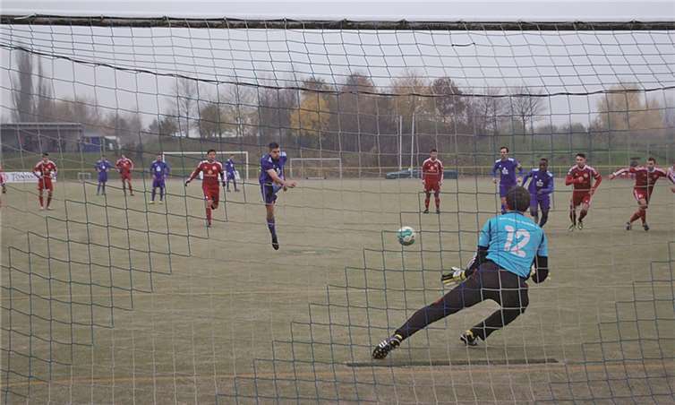 Jan Rieder erzielt per Strafstoß bereits nach sieben Minuten das 1:0.-RÜ-