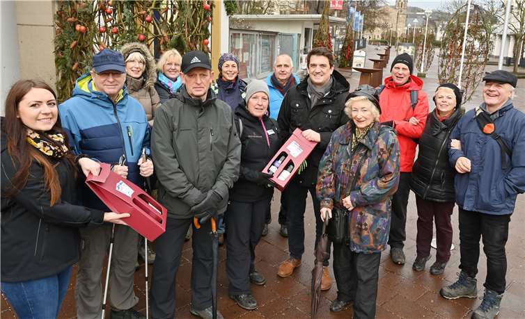 Jan Ritter (Fünfter von rechts) und Dania Münch (links) von der Marketing GmbH dankten den Wanderführern Horst Saame (vordere Reihe, Dritter von links) und Christine Nägler (vordere Reihe, Vierte von links) für die Begleitung der Terrainwanderungen im Jahr 2019.Fotos: Ahrtal und Bad Neuenahr-Ahrweiler Marketing GmbH