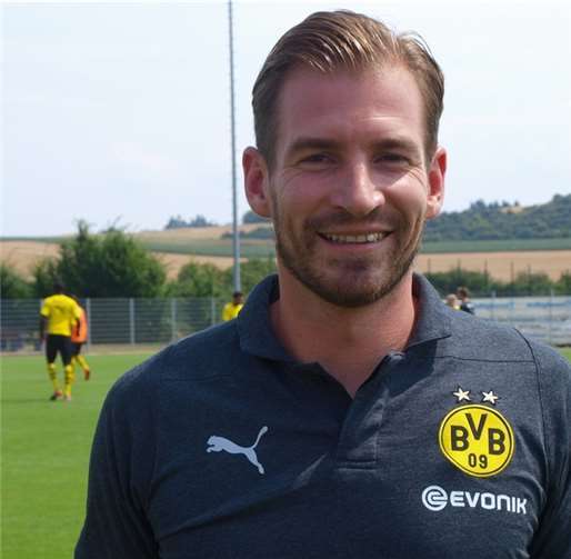 Jan Siewert als Trainer von Borussia Dortmund II bei einem Freundschaftsspiel gegen den FSV Mainz 05 II in seiner Heimat Hausen. Jetzt hat er Huddersfield Town in der Premier League übernommen. Quelle: Jan Siewert