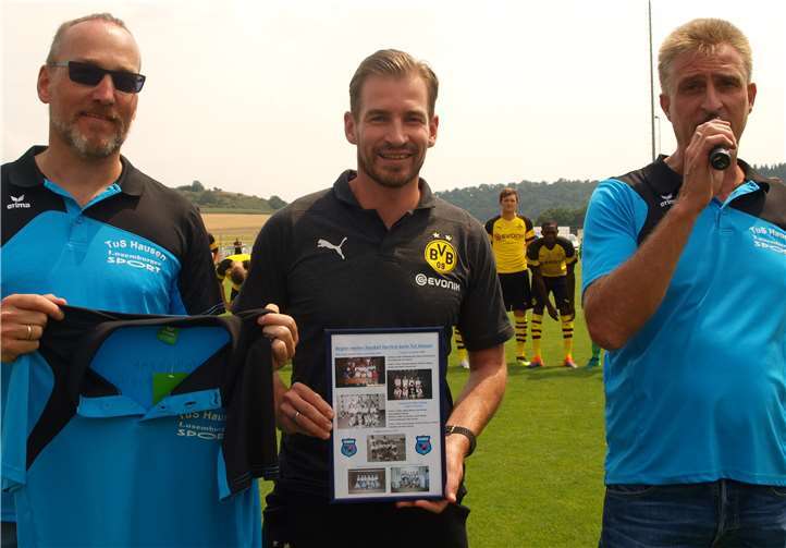 Jan Siewert freute sich über Collage mit Fotos aus seiner Bambinizeit und ein Betreuershirt des Stammvereins TuS Hausen.