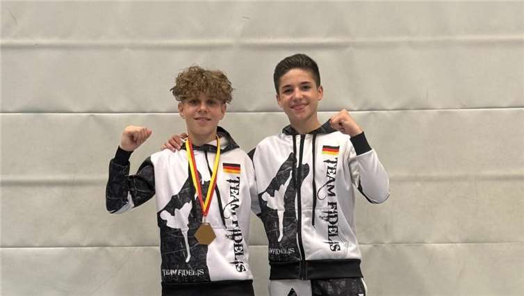 Jan Smarzyk und Taylor Schmitz mit Trophäen.  Foto: privat