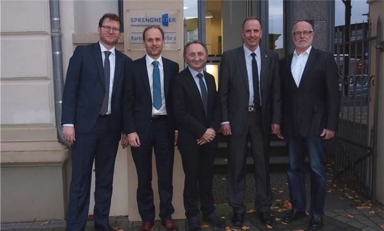 Kaserne wird zum Sprengnetter-Campus Jan Sprengnetter (Geschäftsführer SPRENGNETTER Immobilienbewertung v.li.), Armin Wagner (Prokurist R&S Software GmbH), Günther Schabus (Geschäftsleiter R&S Software GmbH), Heinz Raunikar (Geschäftsleiter R&S Software GmbH) und Dr. Hans Otto Sprengnetter (Geschäftsführer SPRENGNETTER Immobilienbewertung). SPRENGNETTER Immobilienbewertung