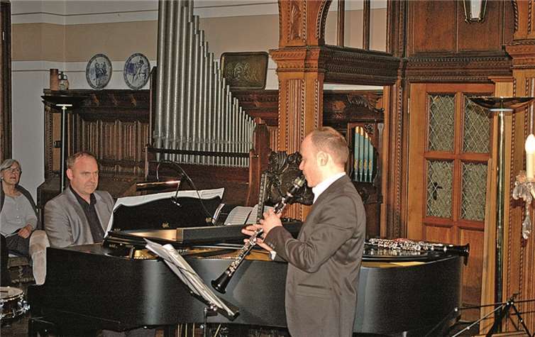 Jan Weigelt (Klavier) und Dimitri Schenker (Klarinette) begeisterten im Rittersaal des Sinziger Zehnthofs. BL