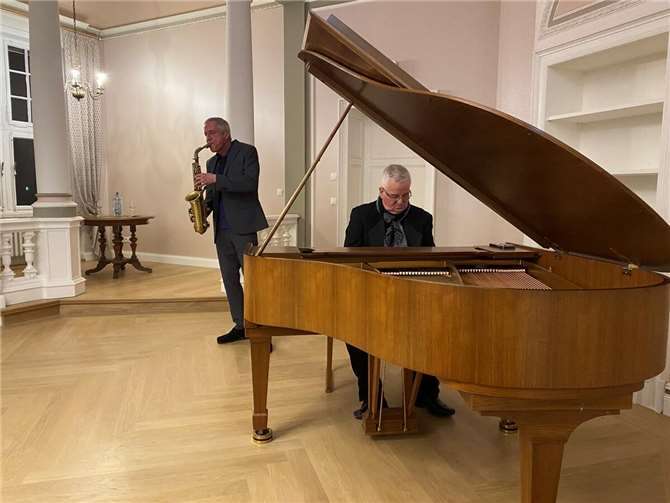 Jan von Klewitz (Saxophon) und Markus Burger (Klavier) im Lesesaal der Klinik.  Foto: Christian Tauchmann