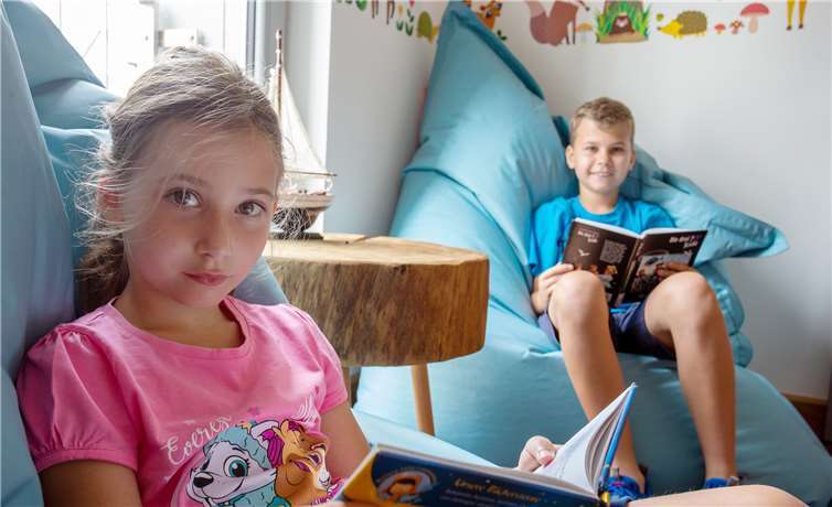 Jana (7) und Luca (9) nutzen gerne das Angebot derStadtbücherei und versorgen sich mit spannenden Büchern.Foto: Stadt Selters