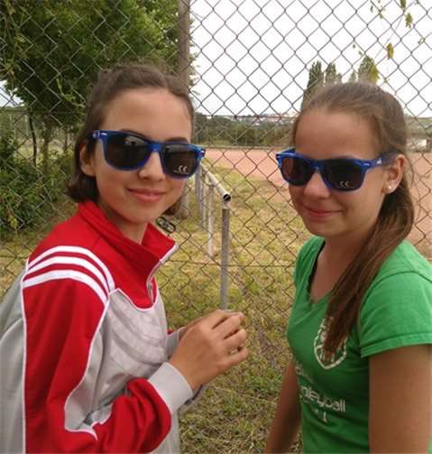 Jana Breidert und Johanna Schmidt kamen bei ihrem ersten Beachturnier in Kesselheim auf einen beachtlichen fünften Platz. privat