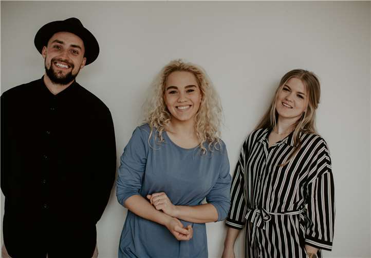 Jana Highholder und das Musiker-Ehepaar Stühn haben eine neue Vision.Copyright: what a youful picture