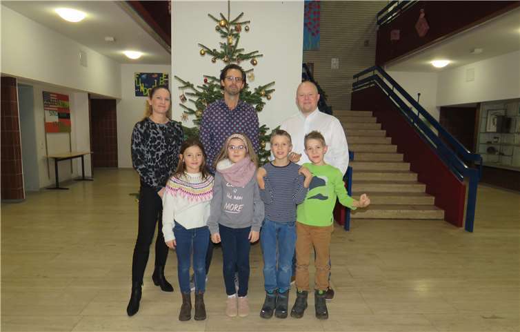 Jana Hrabowski, Alex Fuhr und Norman Wirbel (hinten, von links) und Vertreter des Schülerparlaments der Lindenschule freuten sich, dass ein lang gehegter Wunsch der Schüler nun Wirklichkeit werden kann. privat